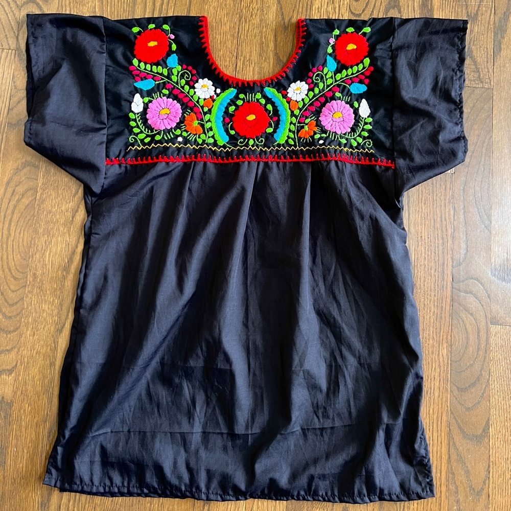 🌸 2 x $49 🌸  Genuine Nahua embroidered top